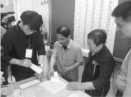 由回遷戶按搬遷順序號(hào)依序自主選定回遷房