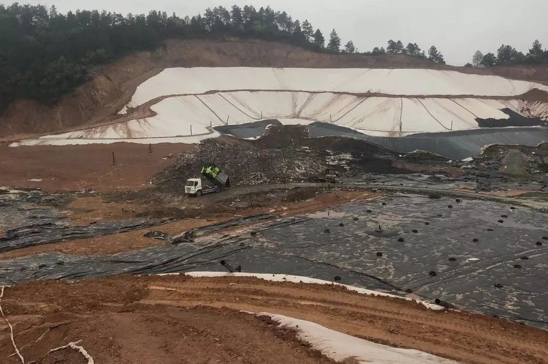 說往墻上鉆個眼兒都費(fèi)勁