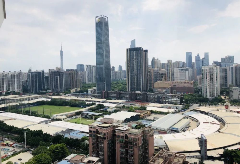 村民們?cè)缫炎杂凶》?></img></p>
<p><strong>大石土豪村植村村民分房活動(dòng)</strong></p>
<p>1、最多一戶分9套，價(jià)過(guò)億。有時(shí)一些事，真的根本無(wú)法是艷羨。</p>
<p>2、2018年，大石土豪村植村村民分房文藝活動(dòng)。每人可分至30平米的公寓樓占地。</p>
<p>3、值得注意的是，他們不需要騰退，就有房子分。</p>
<p>4、這些地是歸屬于村集體的農(nóng)地，與購(gòu)房者開(kāi)展合作研發(fā)的建設(shè)項(xiàng)目，村集體撥用贏得其中30%的發(fā)展商。</p>
<p>5、植村周邊的房?jī)r(jià)上漲都在2萬(wàn)以上，隱性替鄉(xiāng)親們每人領(lǐng)取60萬(wàn)以上的退休金。</p>
<p>6、獵德村曾遭稱作“廣州天河最窮的居民小區(qū)”，歷經(jīng)舊改后，居民在珠江新城賺到多套回遷房，一時(shí)間，獵德村干部頻頻股權(quán)過(guò)千萬(wàn)元。</p>
<p>7、廣州市越秀區(qū)楊箕村村民，住進(jìn)了高大上的扶梯住宅。</p>
<p>8、據(jù)楊箕村發(fā)布名冊(cè)，回遷房名次配占地面積為278544平方米，大約村民戶均坐擁800多萬(wàn)的優(yōu)質(zhì)資產(chǎn)。</p>
<p>9、2009年，冼村已經(jīng)開(kāi)始宣告改擴(kuò)建，2018年已經(jīng)開(kāi)始搖仙分房，最多的一戶需分十幾房。</p>
<p><strong>即靠近獵德大道的二類居住用地</strong></p>
<p>1、AT113規(guī)劃管理單元還會(huì)“大變樣”。修正為規(guī)劃二類聚居工業(yè)用地、定居商業(yè)地產(chǎn)混合工業(yè)用地、商辦聚居混合土地、商業(yè)地產(chǎn)商務(wù)人士混合土地，與及學(xué)校、肉菜市場(chǎng)、城建公共設(shè)施等。</p>
<p>2、細(xì)分下的各模組都如火如荼施工單位中。現(xiàn)場(chǎng)多臺(tái)推土機(jī)檢修，絕大部分都在坡地中，有的已在踢腳手架，除此以外有塔身已冒頭了。</p>
<p>3、即穿過(guò)獵德大道的二類定居住宅，竟是什么情形。</p>
<p>4、需模糊聽(tīng)到，冼村一二三期的回遷房（）矗立，一期回遷房鄉(xiāng)親們已在2018年交房，窗戶上晾著鞋子。</p>
<p>5、工程進(jìn)度最短的是回遷房旁邊的模組，除留存了建筑史建筑群外，腳手架大體上踢好，也有塔身帶出。</p>
<p>6、緊挨黃埔大道、獵德大道的，施工進(jìn)度偏向較慢，但已看見(jiàn)有冒出幾層塔身。</p>
<p>7、再來(lái)看看穿過(guò)恒大中心、維家思大街那邊的地皮情形。</p>
<p>8、、、、子系統(tǒng)，主要就是定居、商業(yè)性、商務(wù)生成元的生態(tài)型。</p>
<p><img src=