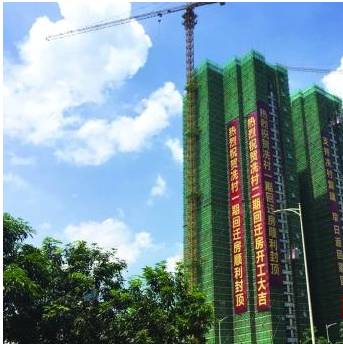 在回遷房的大門口處還設(shè)置了老人活動中心