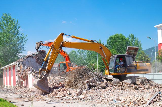 在辦理回遷房的產(chǎn)權(quán)過(guò)戶(hù)手續(xù)時(shí)